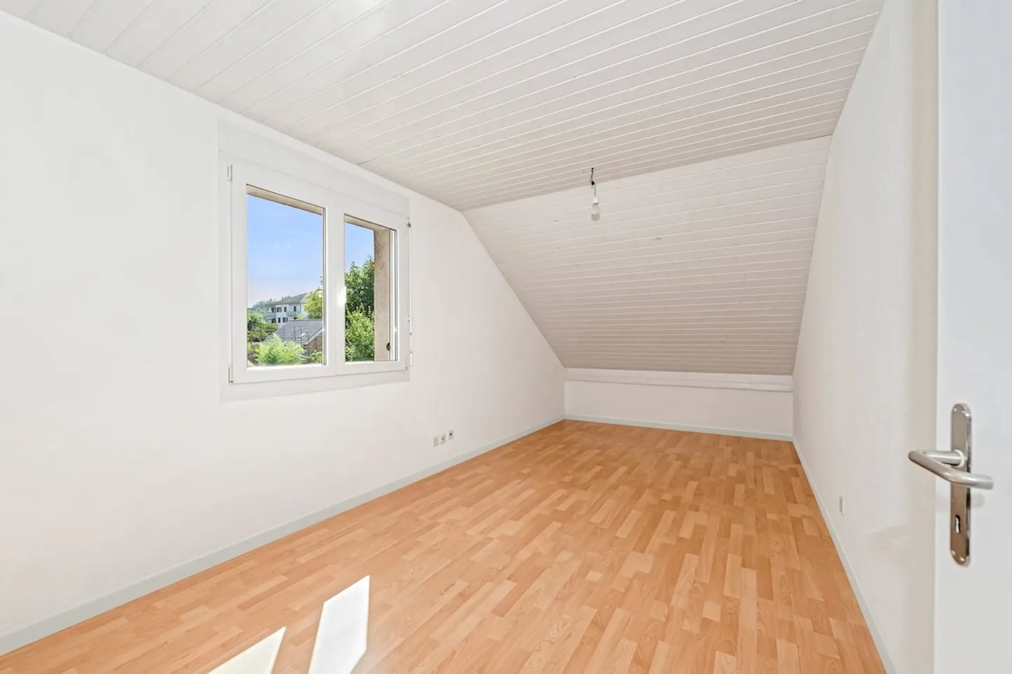 Spacious, bright 5.5-room penthouse with 2 balconies in the center of Regensdorf - Photo 11 of 16