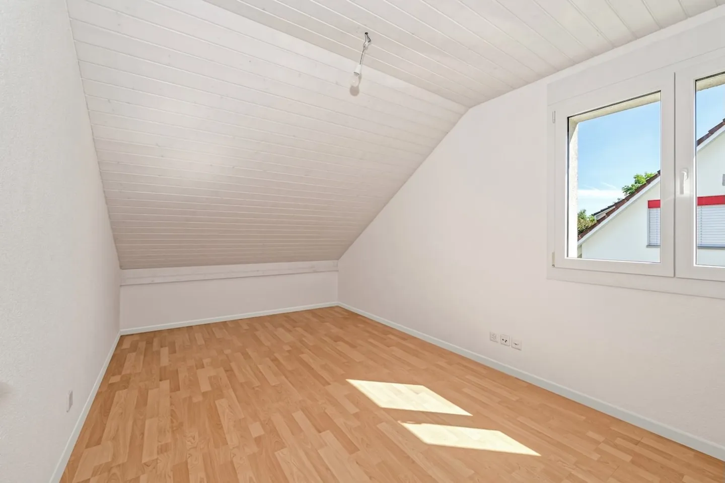 Spacious, bright 5.5-room penthouse with 2 balconies in the center of Regensdorf - Photo 12 of 16