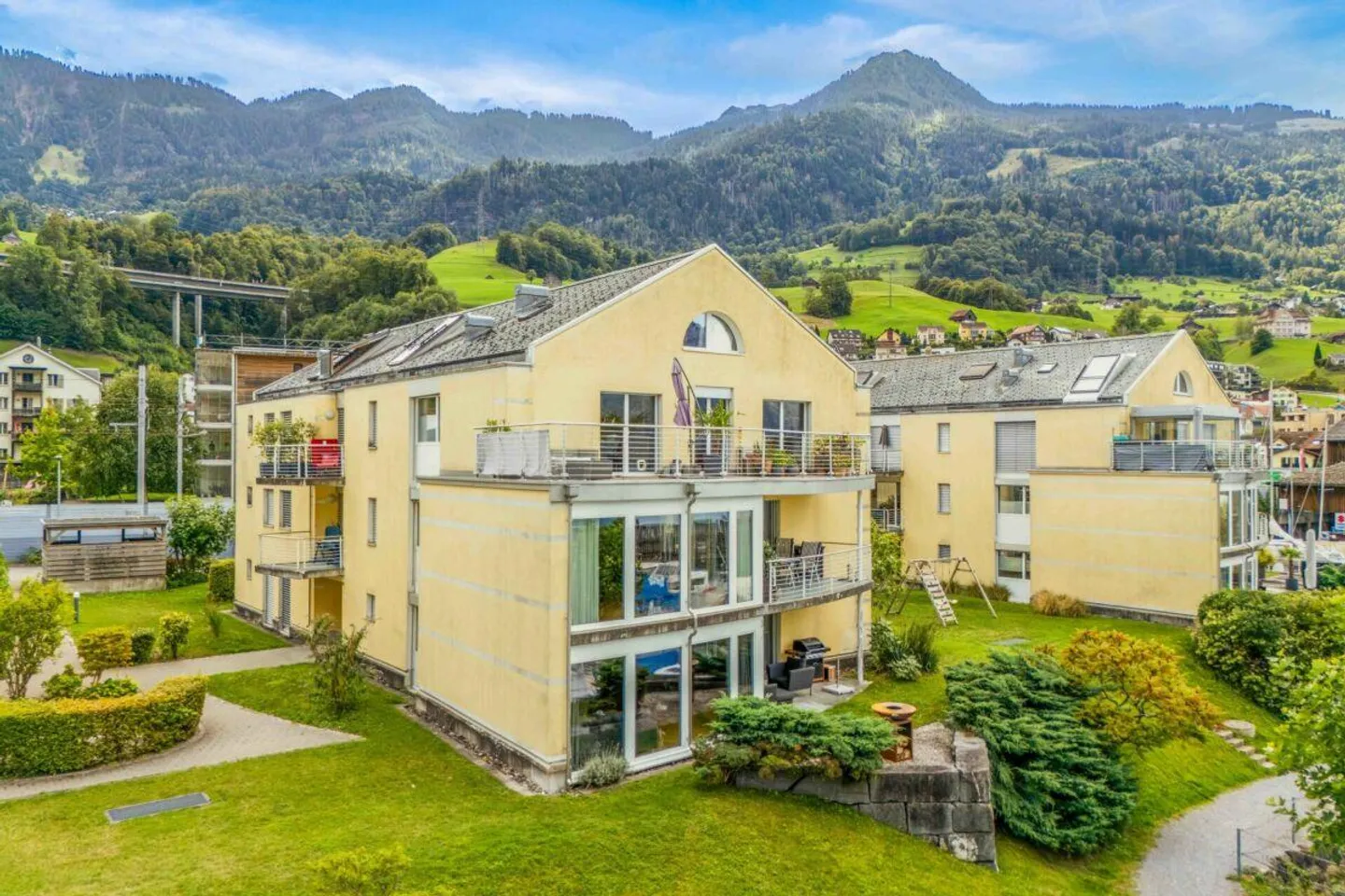 Vivere in prima fila sul lago: appartamento di 4,5 stanze con panorama sul lago e vista sui Churfirsten - Foto 20 di 22