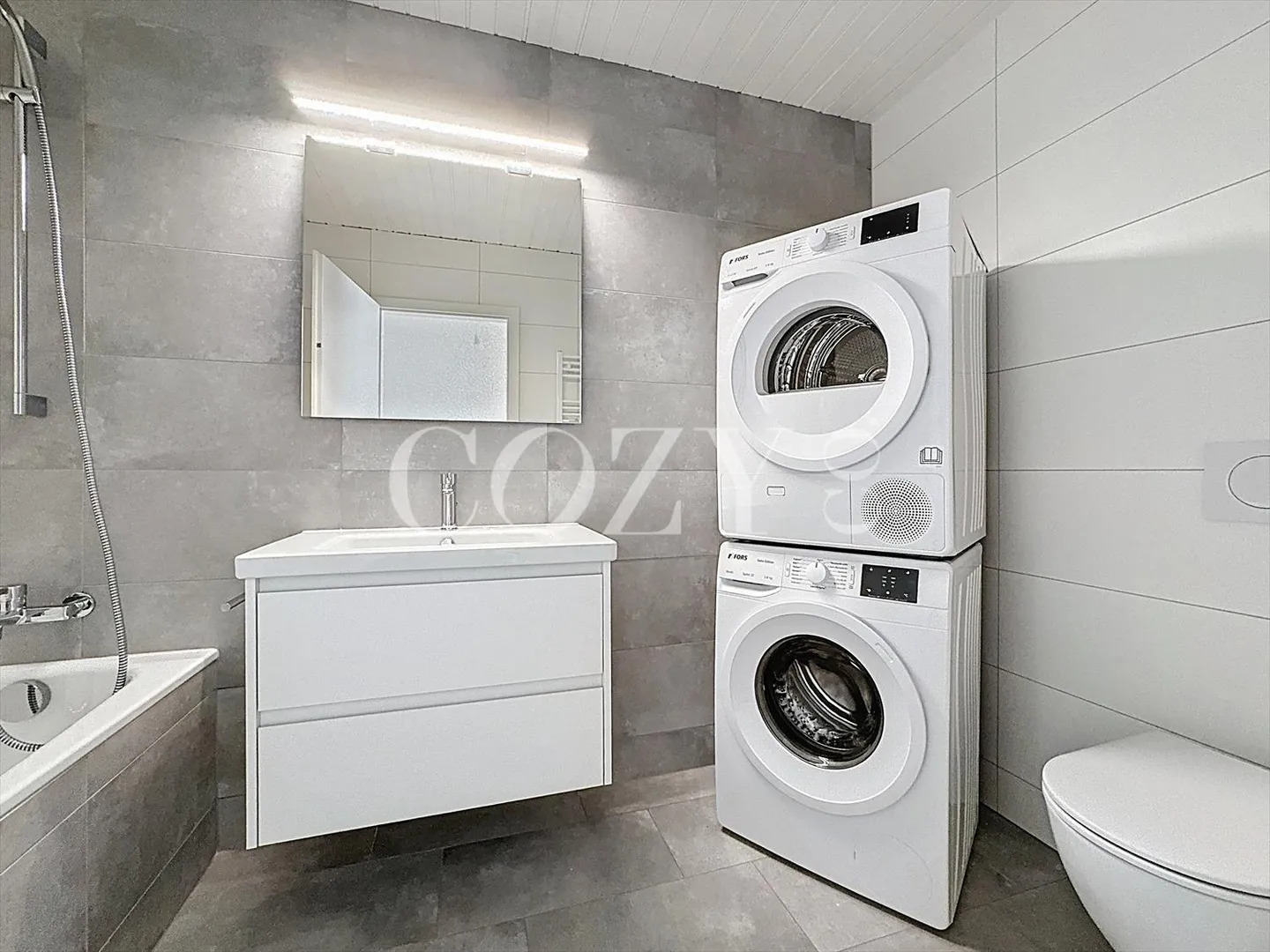 Bright and fully renovated - Photo 3 of 10