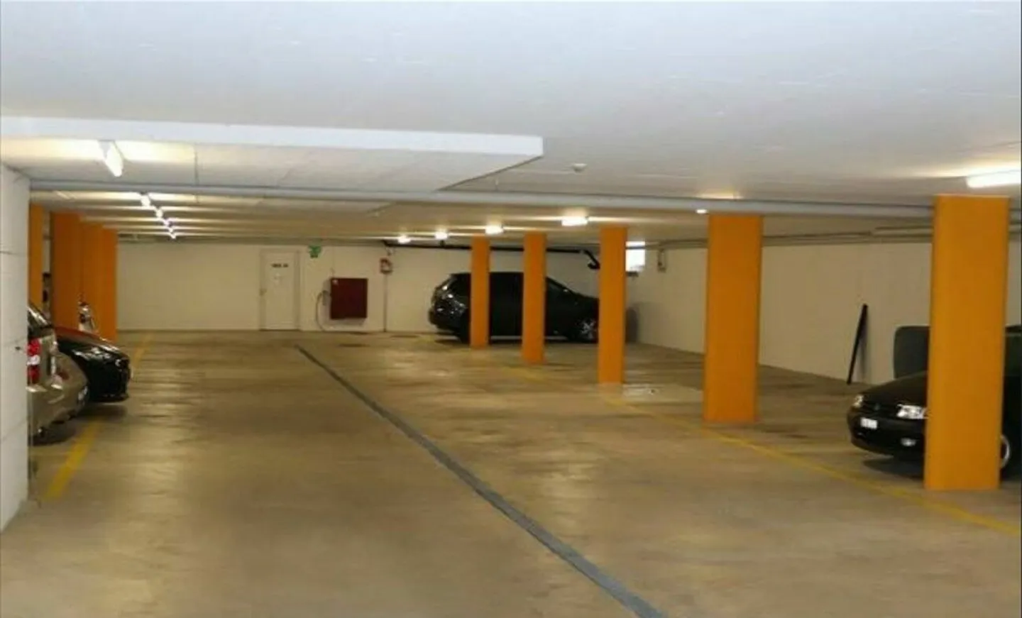 Place de stationnement dans une rue de quartier calme - Photo 3 sur 5