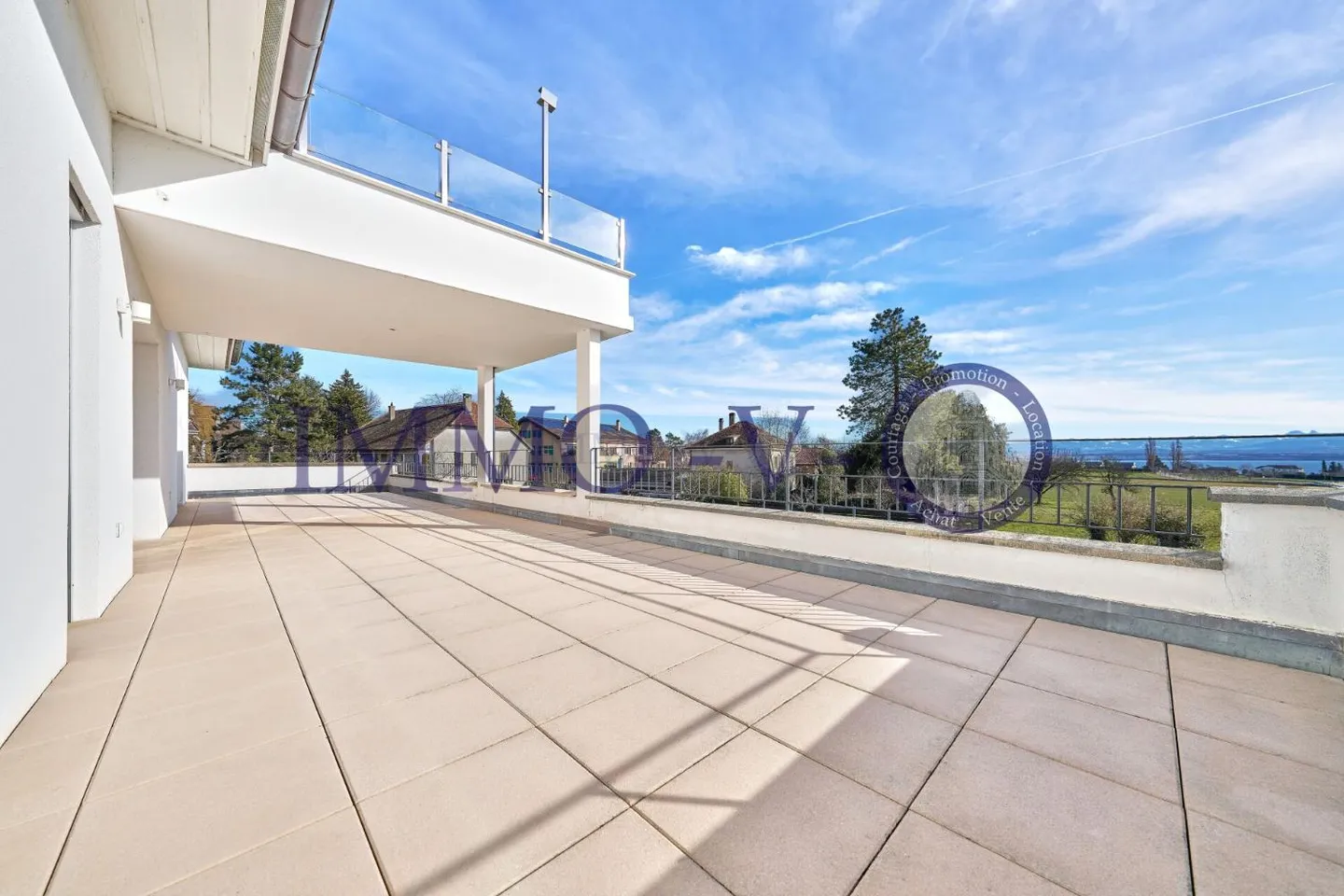 GERÄUMIG UND HELL MIT EINER GROSSEN BALKON-TERRASSE VON 60M2 UND SEEBLICK - Foto 1 von 11