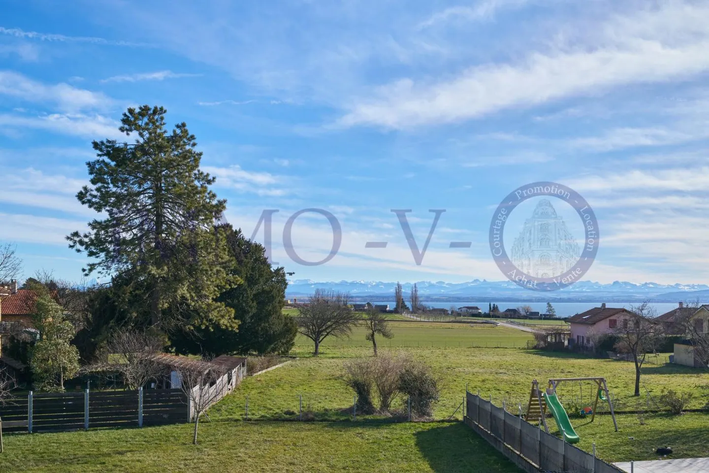 GERÄUMIG UND HELL MIT EINER GROSSEN BALKON-TERRASSE VON 60M2 UND SEEBLICK - Foto 2 von 11