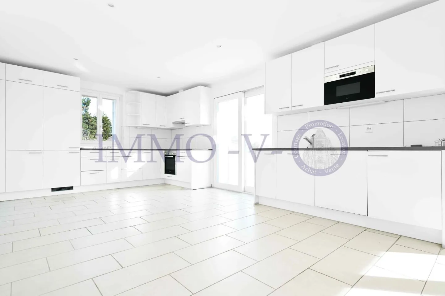 GERÄUMIG UND HELL MIT EINER GROSSEN BALKON-TERRASSE VON 60M2 UND SEEBLICK - Foto 3 von 11