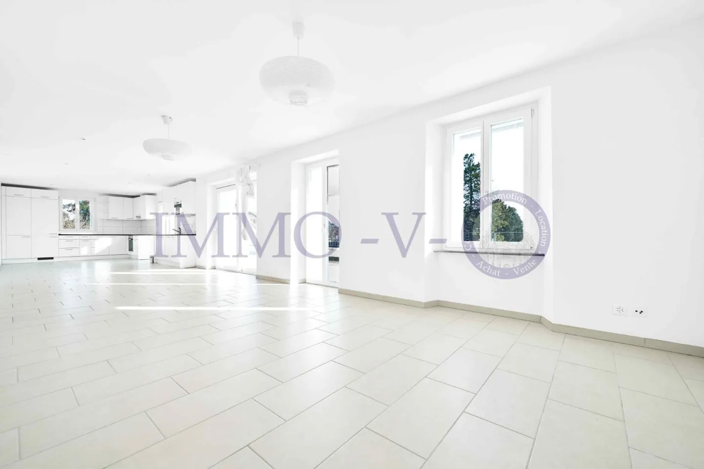 GERÄUMIG UND HELL MIT EINER GROSSEN BALKON-TERRASSE VON 60M2 UND SEEBLICK - Foto 4 von 11