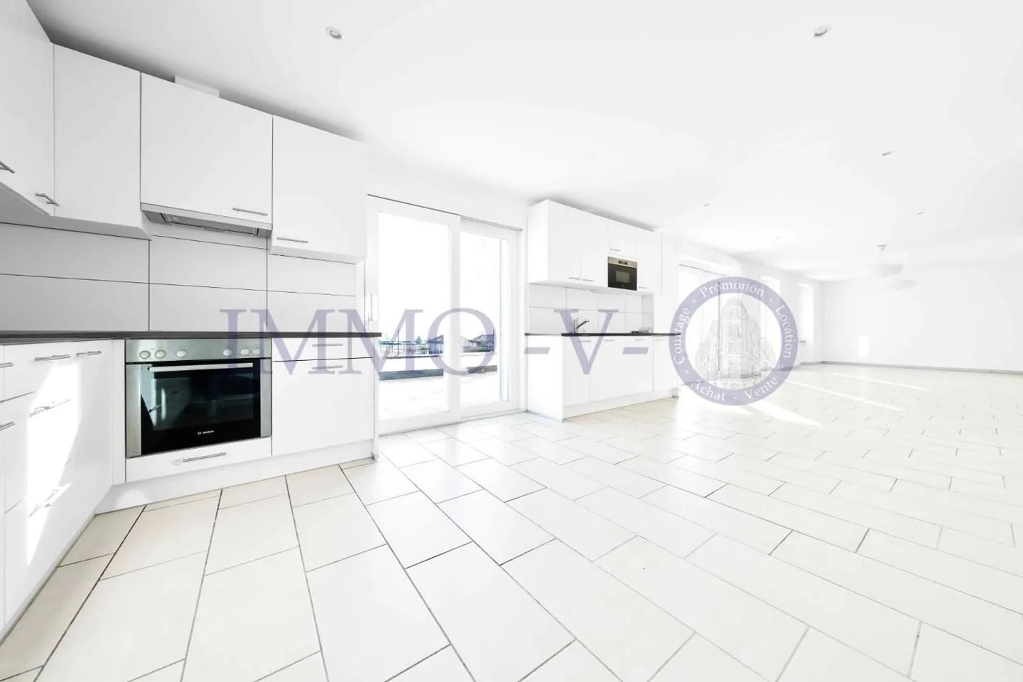 GERÄUMIG UND HELL MIT EINER GROSSEN BALKON-TERRASSE VON 60M2 UND SEEBLICK - Foto 5 von 11
