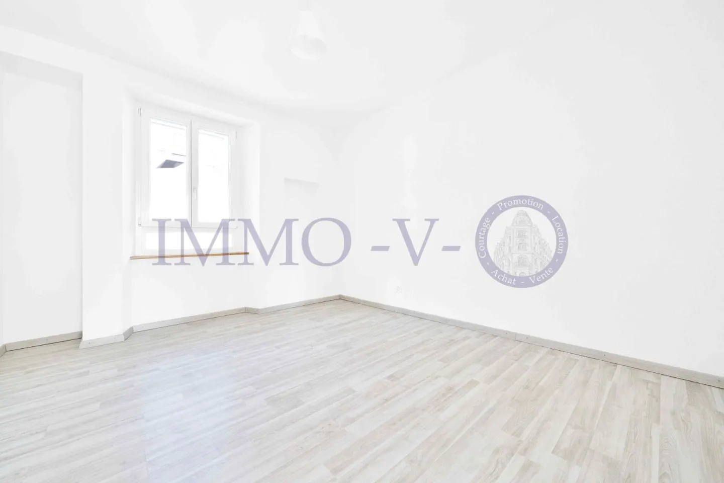 GERÄUMIG UND HELL MIT EINER GROSSEN BALKON-TERRASSE VON 60M2 UND SEEBLICK - Foto 8 von 11