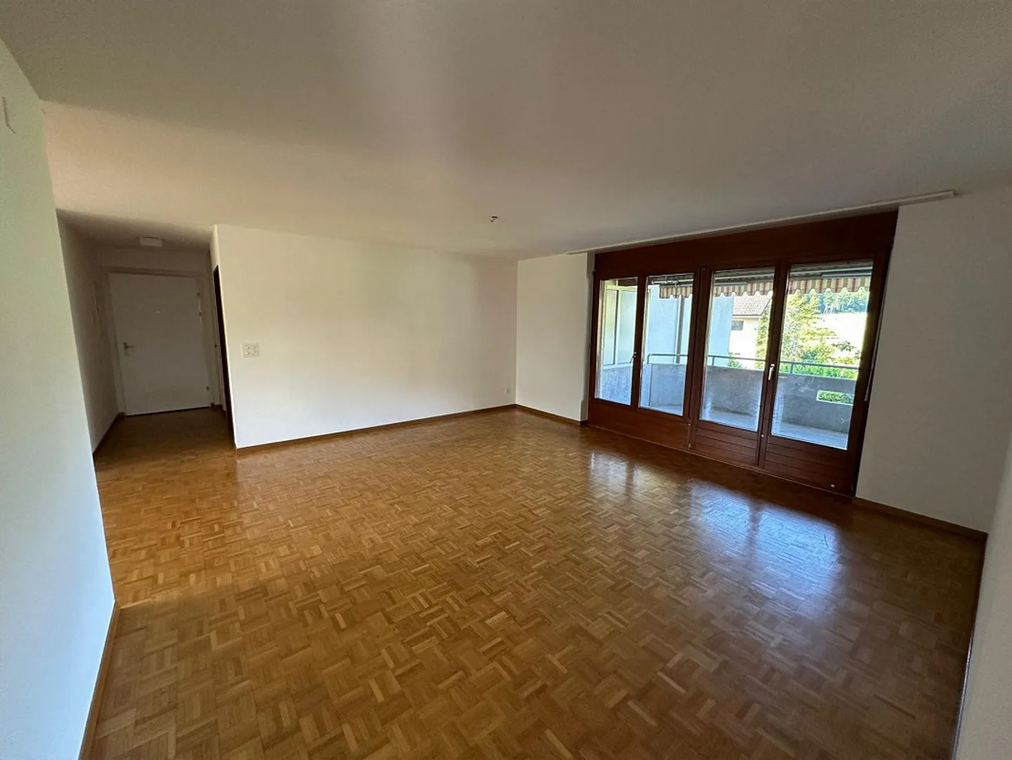 Helle 4.5-Zimmer-Wohnung mit Balkon - Foto 3 von 12