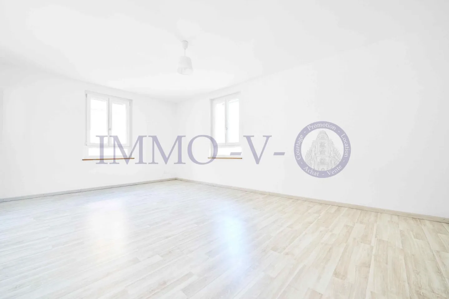 GERÄUMIG UND HELL MIT EINER GROSSEN BALKON-TERRASSE VON 60M2 UND SEEBLICK - Foto 9 von 11