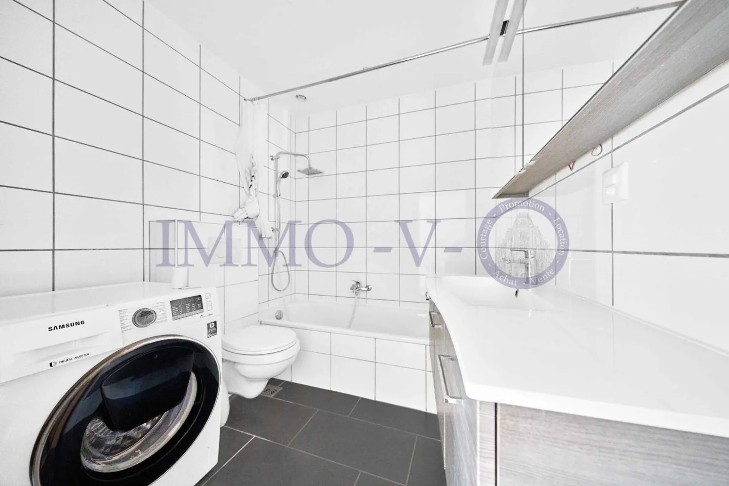 GERÄUMIG UND HELL MIT EINER GROSSEN BALKON-TERRASSE VON 60M2 UND SEEBLICK - Foto 10 von 11