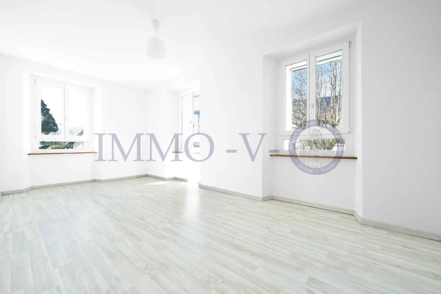 GERÄUMIG UND HELL MIT EINER GROSSEN BALKON-TERRASSE VON 60M2 UND SEEBLICK - Foto 6 von 11