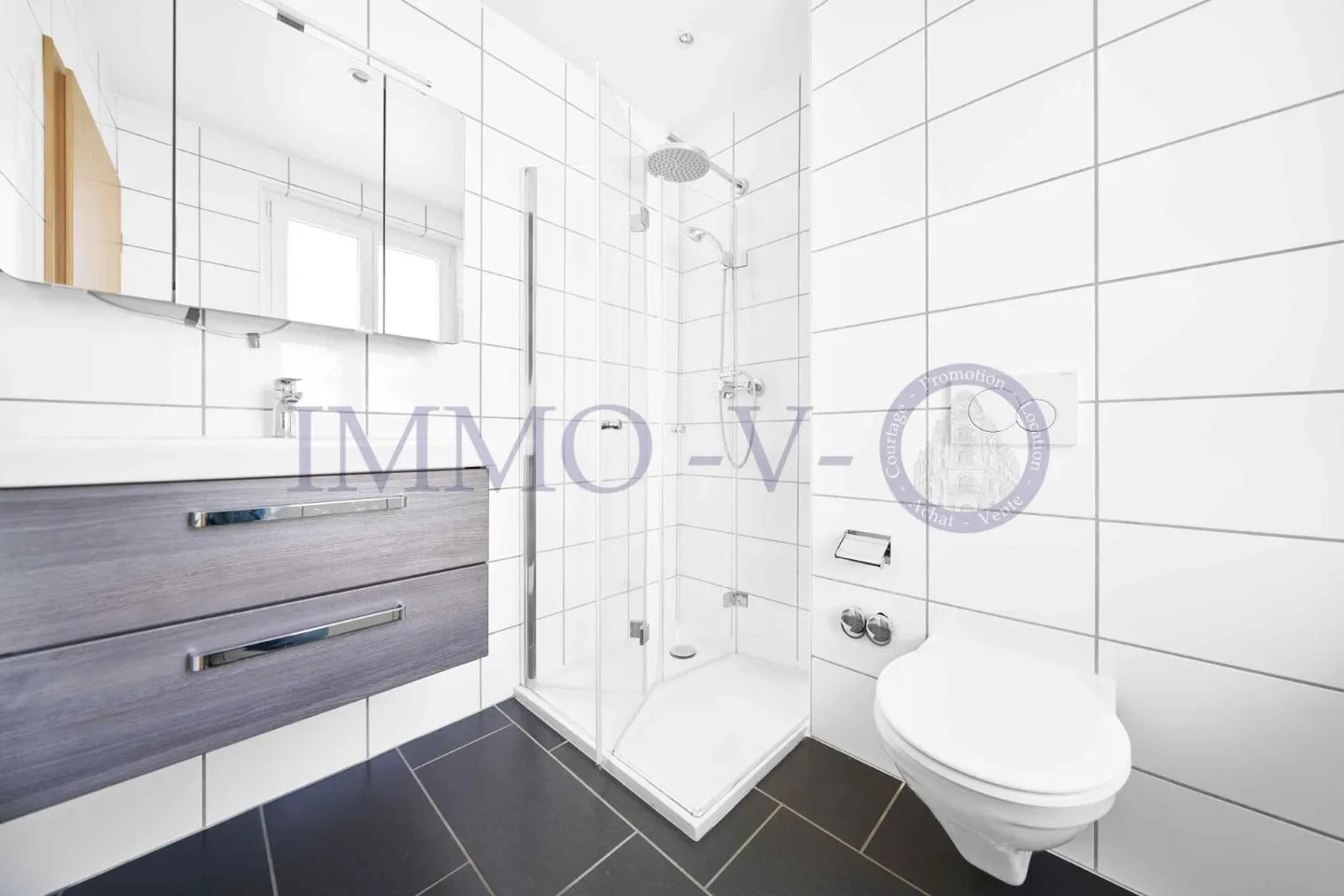GERÄUMIG UND HELL MIT EINER GROSSEN BALKON-TERRASSE VON 60M2 UND SEEBLICK - Foto 7 von 11