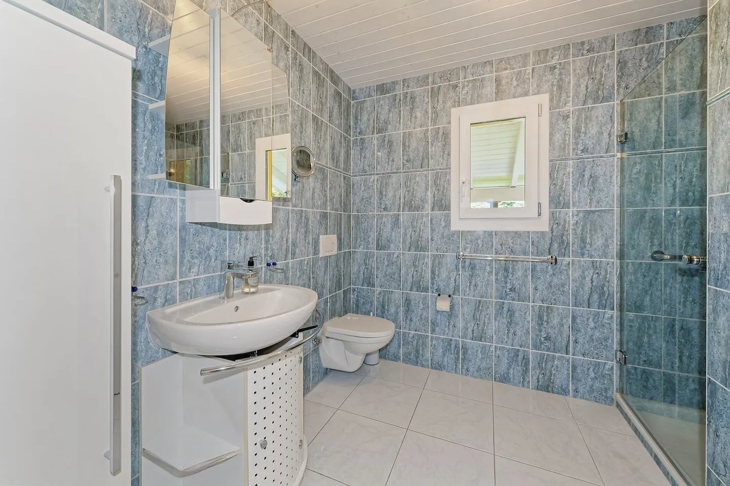 Spacious, bright 5.5-room penthouse with 2 balconies in the center of Regensdorf - Photo 13 of 16