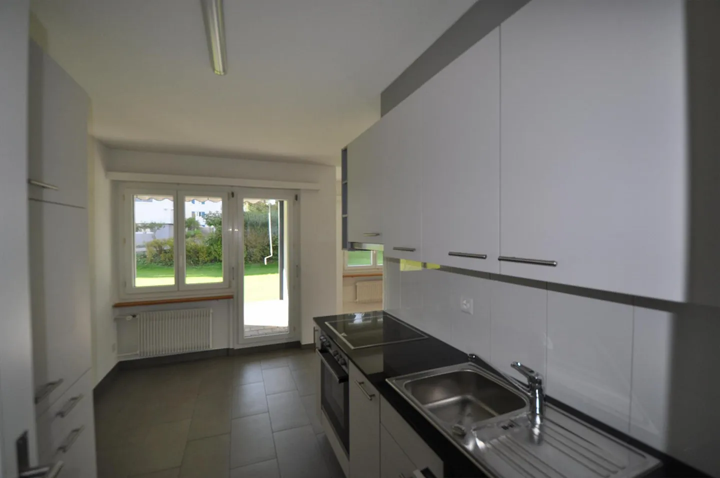 Belle et ensoleillée appartement de 4,5 pièces à distance de marche du Gübsensee - Photo 4 sur 8