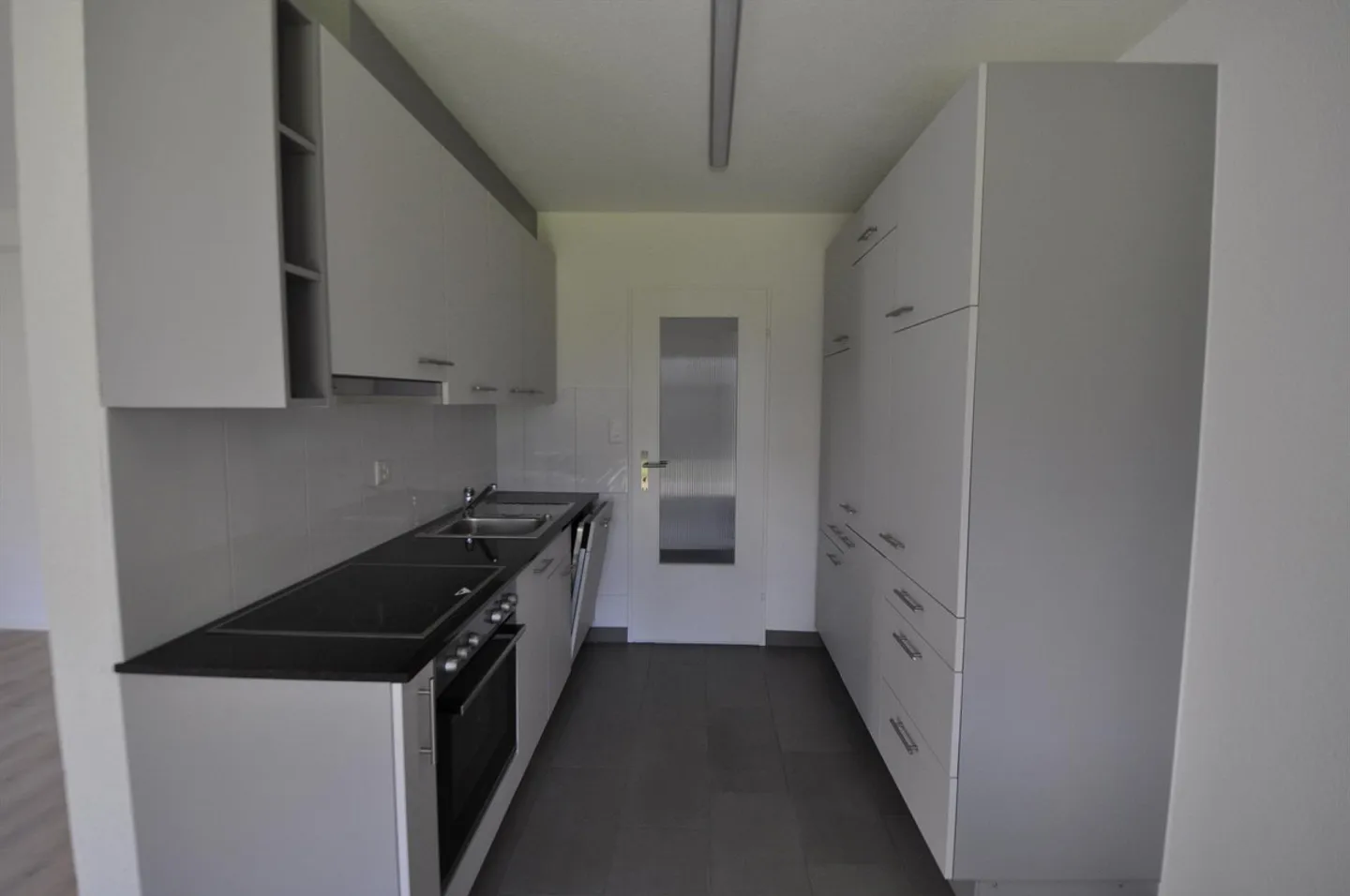 Belle et ensoleillée appartement de 4,5 pièces à distance de marche du Gübsensee - Photo 3 sur 8