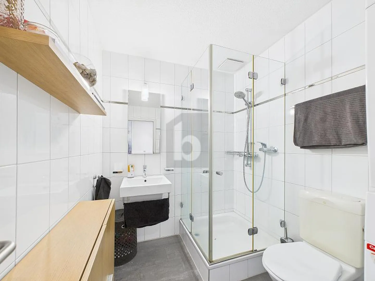 SUNNY, FAMILY-FRIENDLY WITH A VIEW OF THE GREEN - Photo 5 of 6