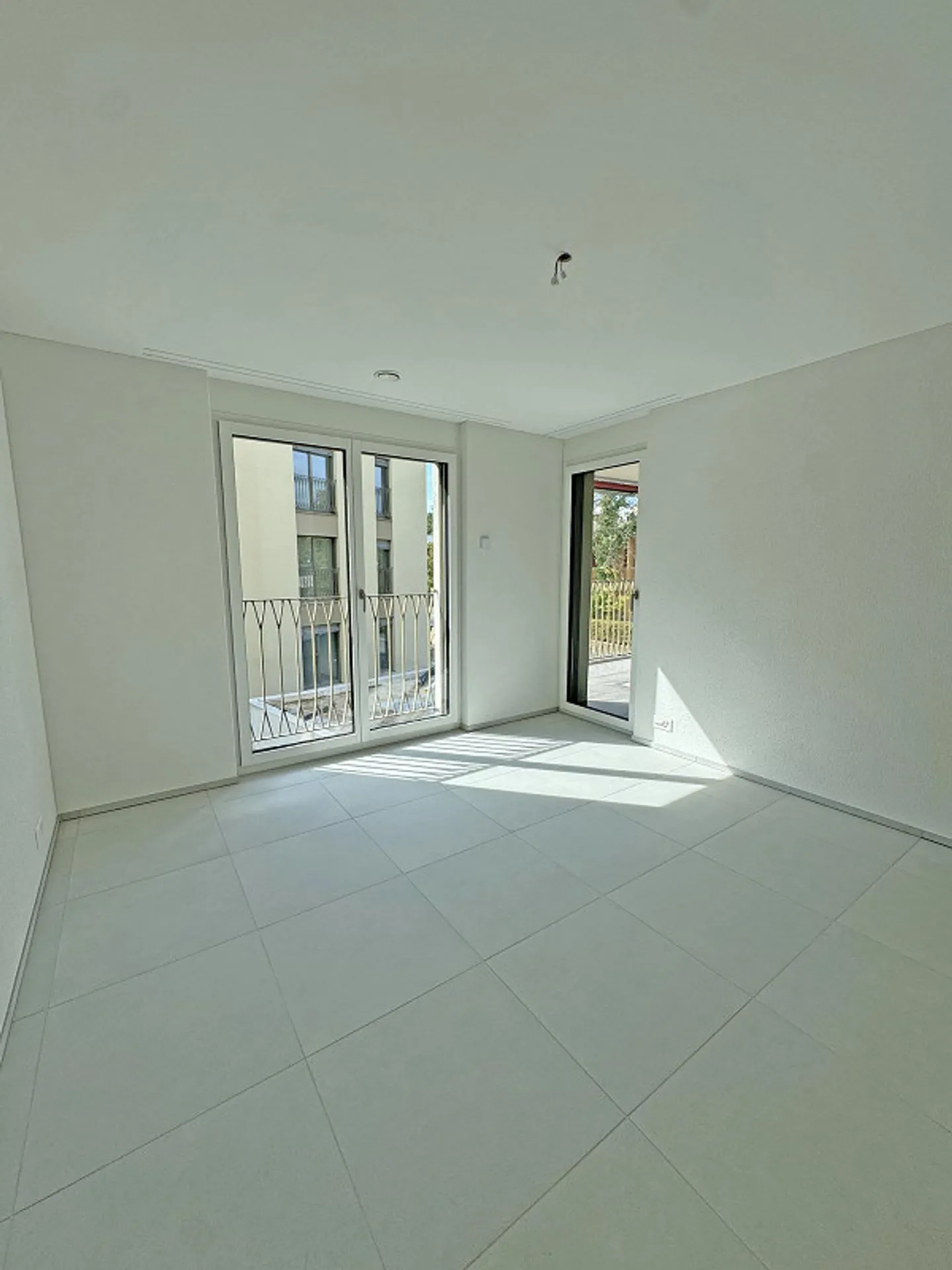 Moderno appartamento di 2,5 stanze con grande balcone a Endingen - Foto 2 di 7