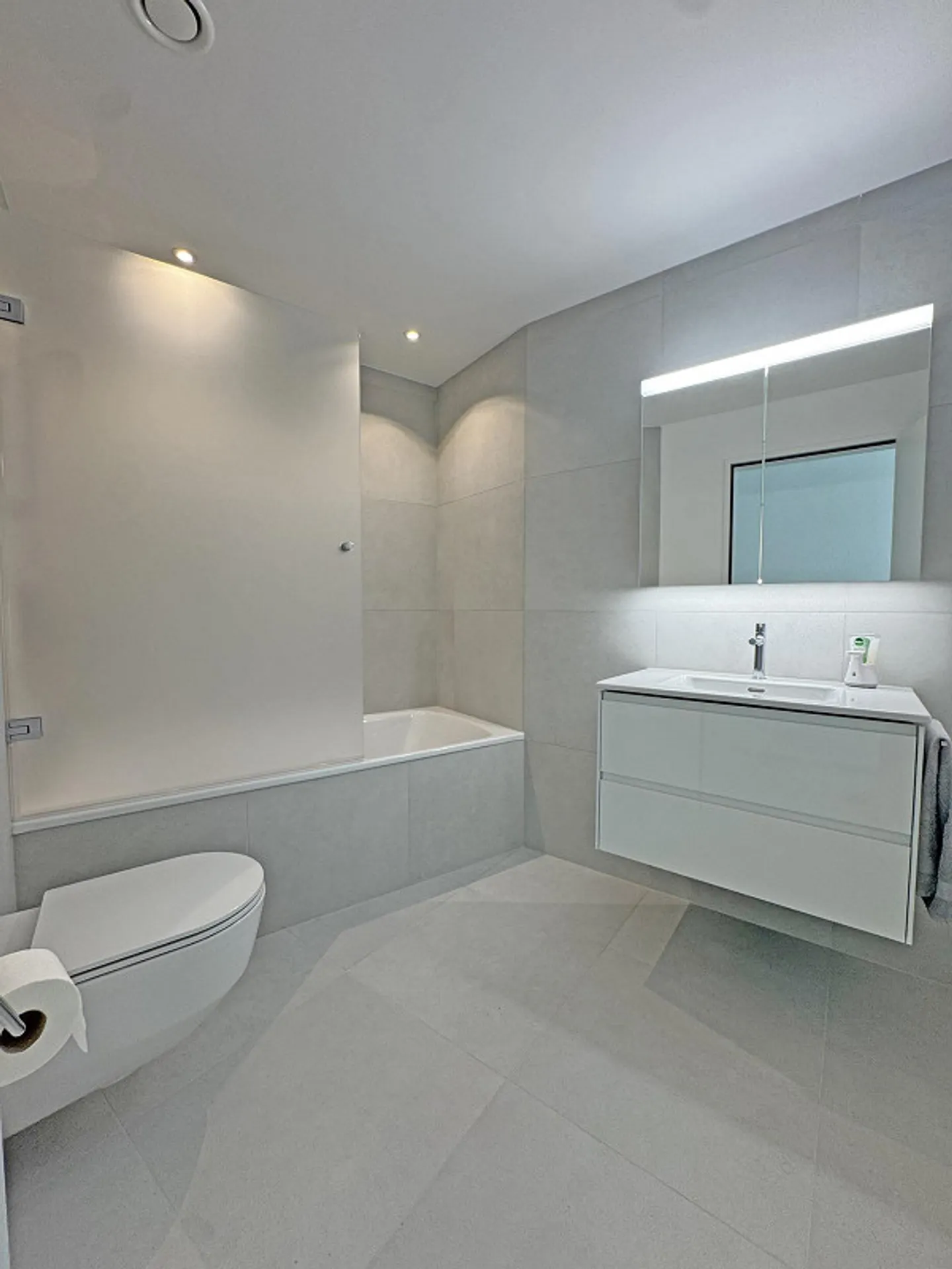 Moderno appartamento di 2,5 stanze con grande balcone a Endingen - Foto 3 di 7