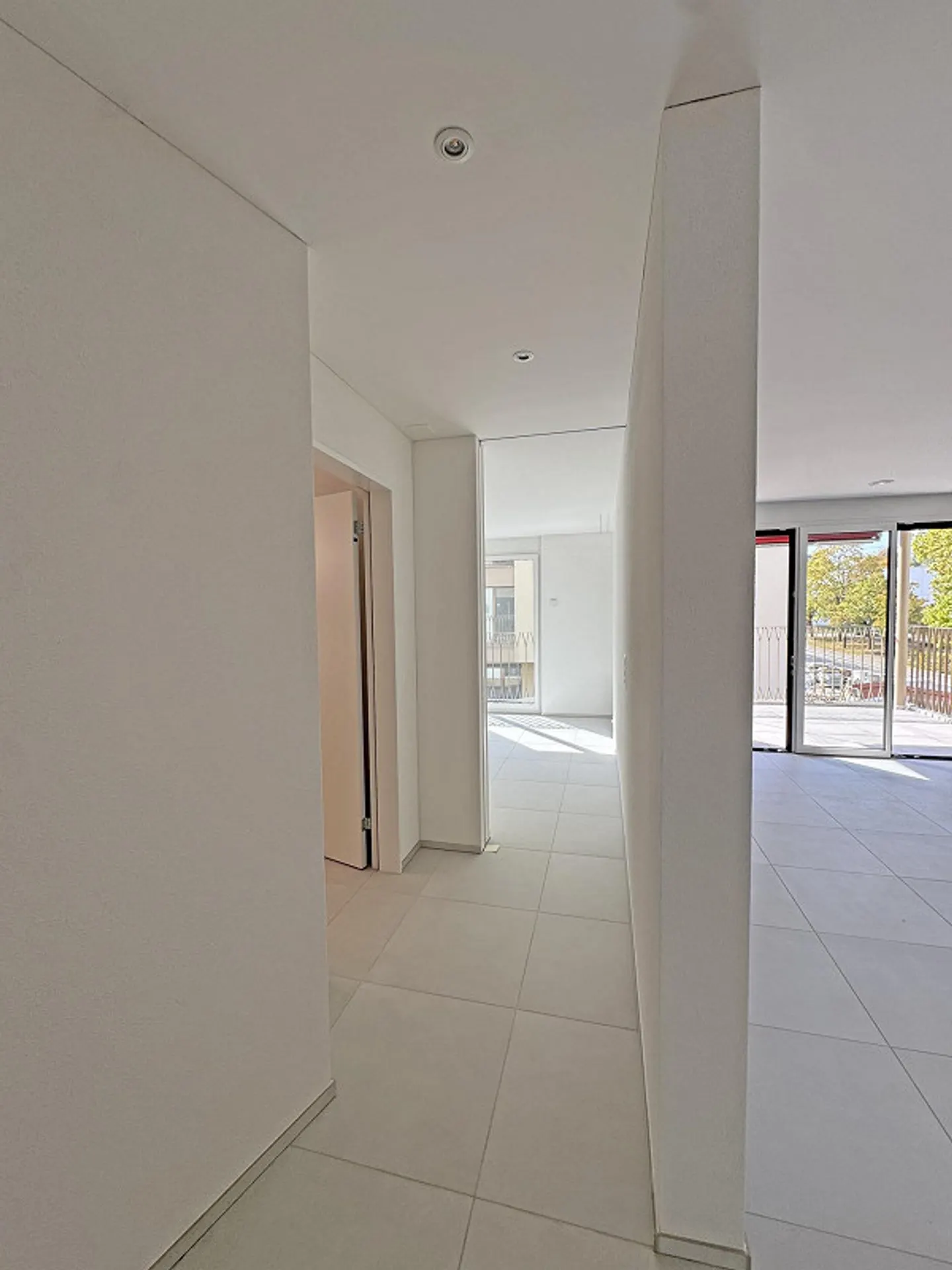 Moderno appartamento di 2,5 stanze con grande balcone a Endingen - Foto 4 di 7