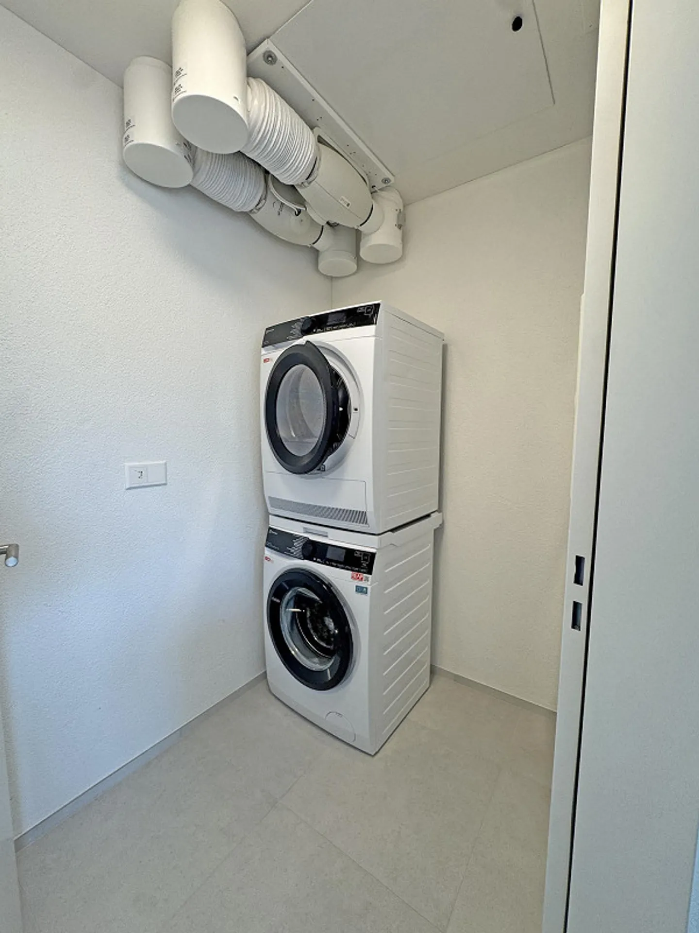 Moderno appartamento di 2,5 stanze con grande balcone a Endingen - Foto 5 di 7