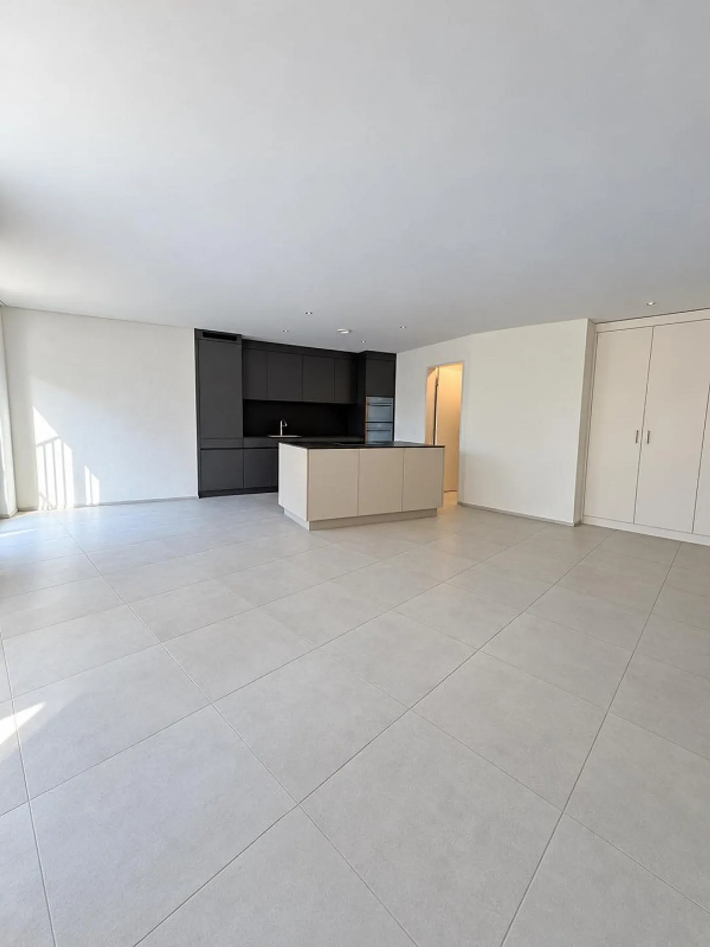 Moderno appartamento di 2,5 stanze con grande balcone a Endingen - Foto 6 di 7