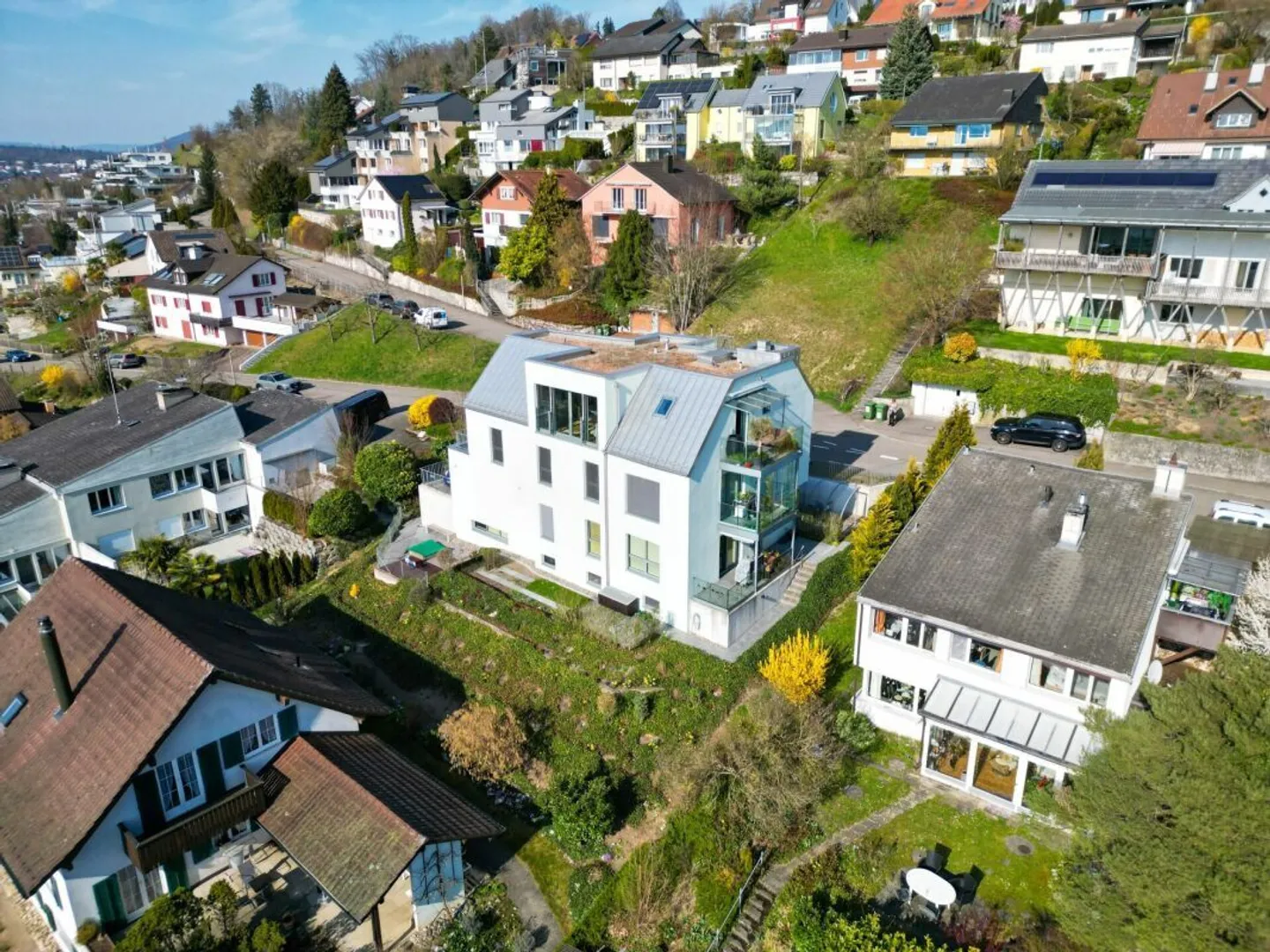 Spacious Living with a View over Bachenbülach - Photo 2 of 13