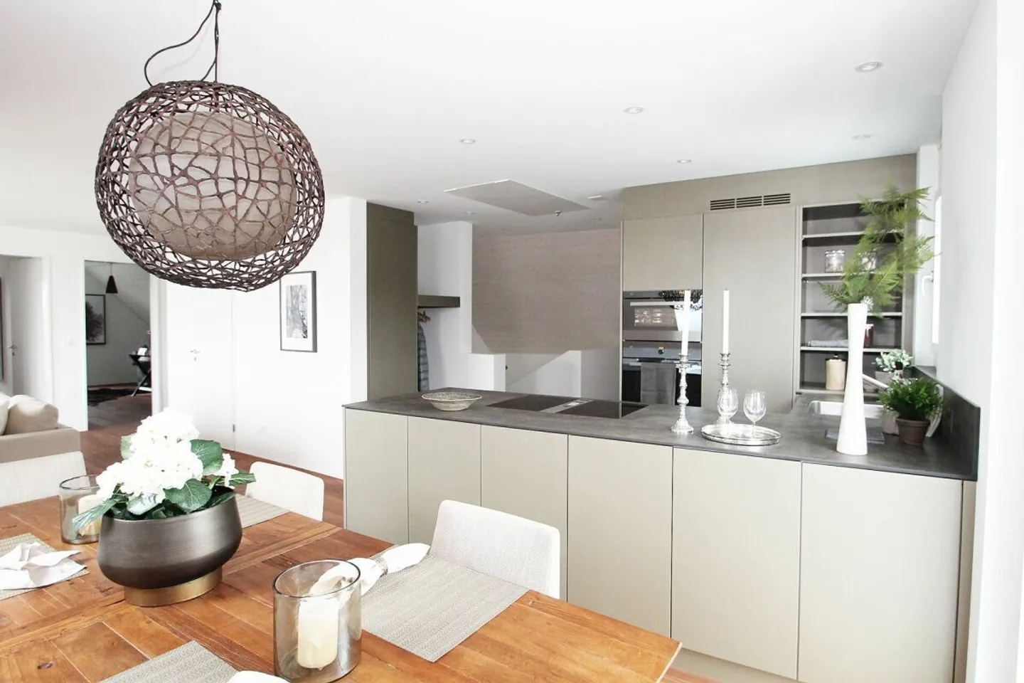 Spacious Living with a View over Bachenbülach - Photo 3 of 13