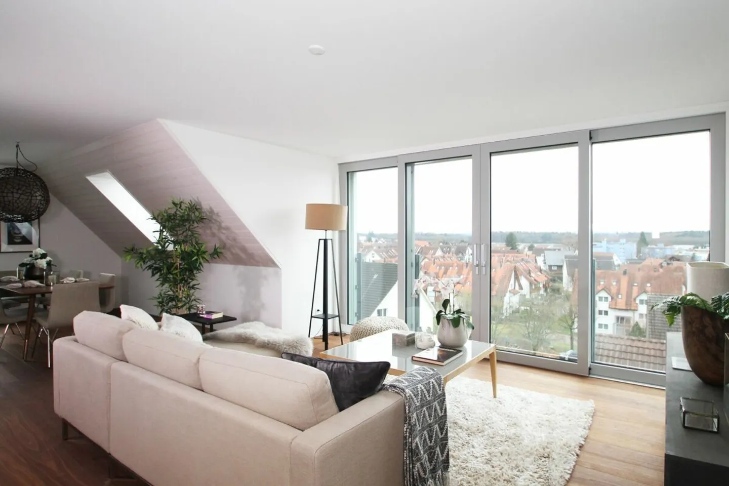 Spacious Living with a View over Bachenbülach - Photo 5 of 13