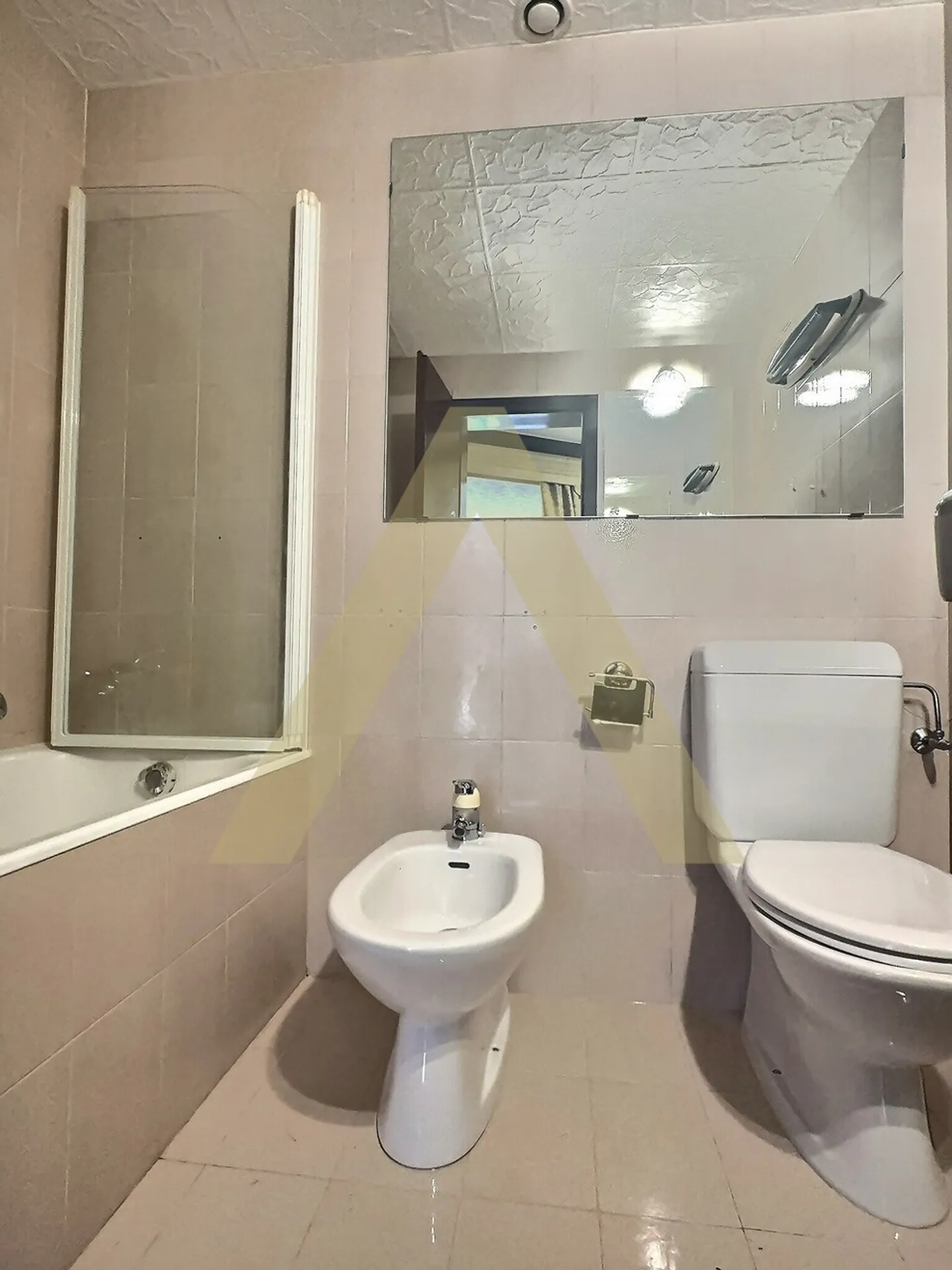 Beautiful furnished apartment close to the center - Photo 6 of 12
