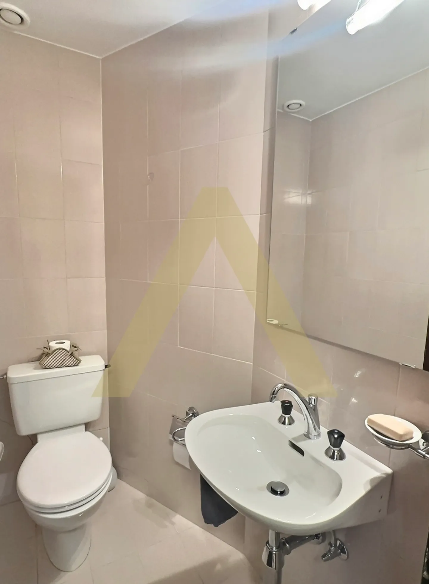 Beautiful furnished apartment close to the center - Photo 8 of 12