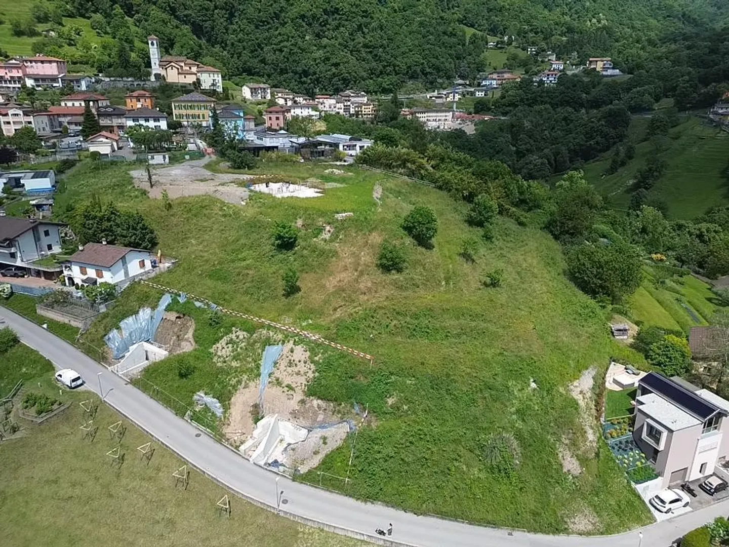 Building land with license for 4 single-family homes in Arogno - Photo 1 of 3