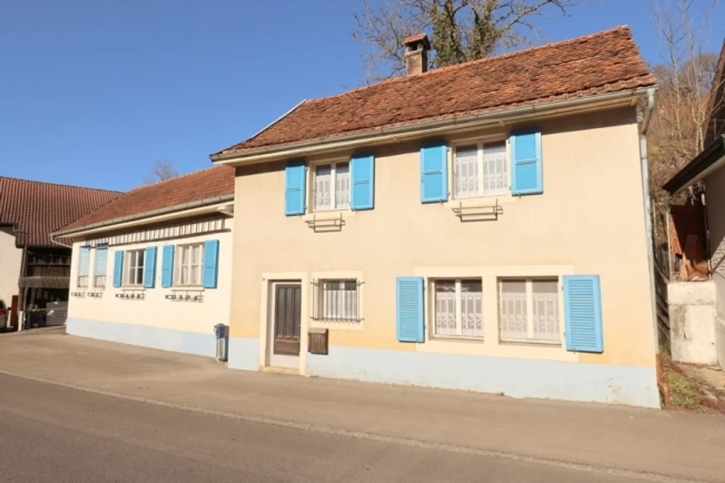 In vendita in campagna una semplice casa familiare da restaurare - Foto 1 di 15