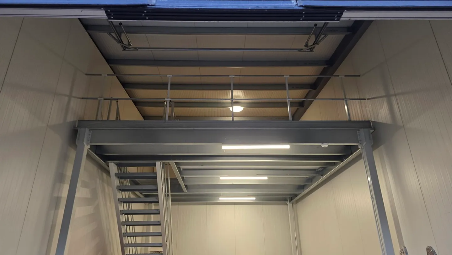 Box n°98 und 99 - 50m2 Grundfläche + 30m2 Mezzanin - Mechanik verboten - Foto 3 von 4