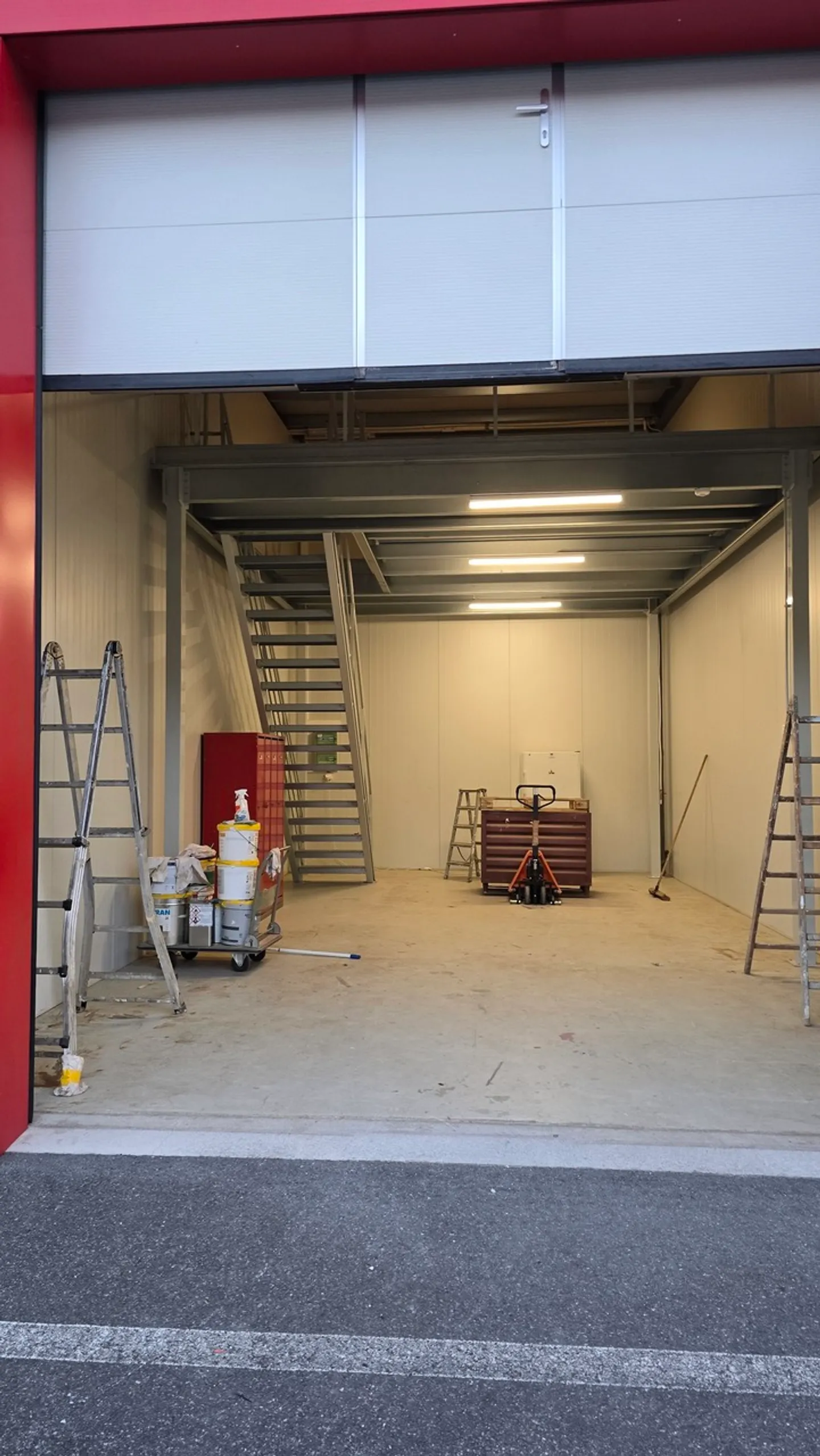 Box n°98 und 99 - 50m2 Grundfläche + 30m2 Mezzanin - Mechanik verboten - Foto 4 von 4