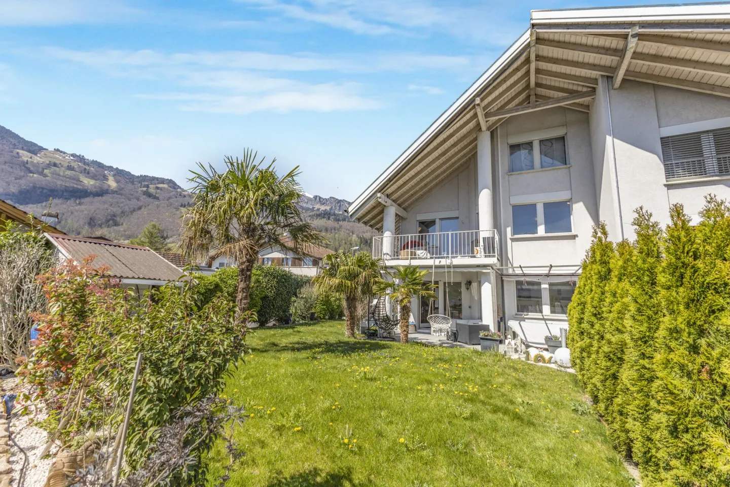 Casa bifamiliare soleggiata con giardino, camino e impianto fotovoltaico a Trübbach - Foto 2 di 36