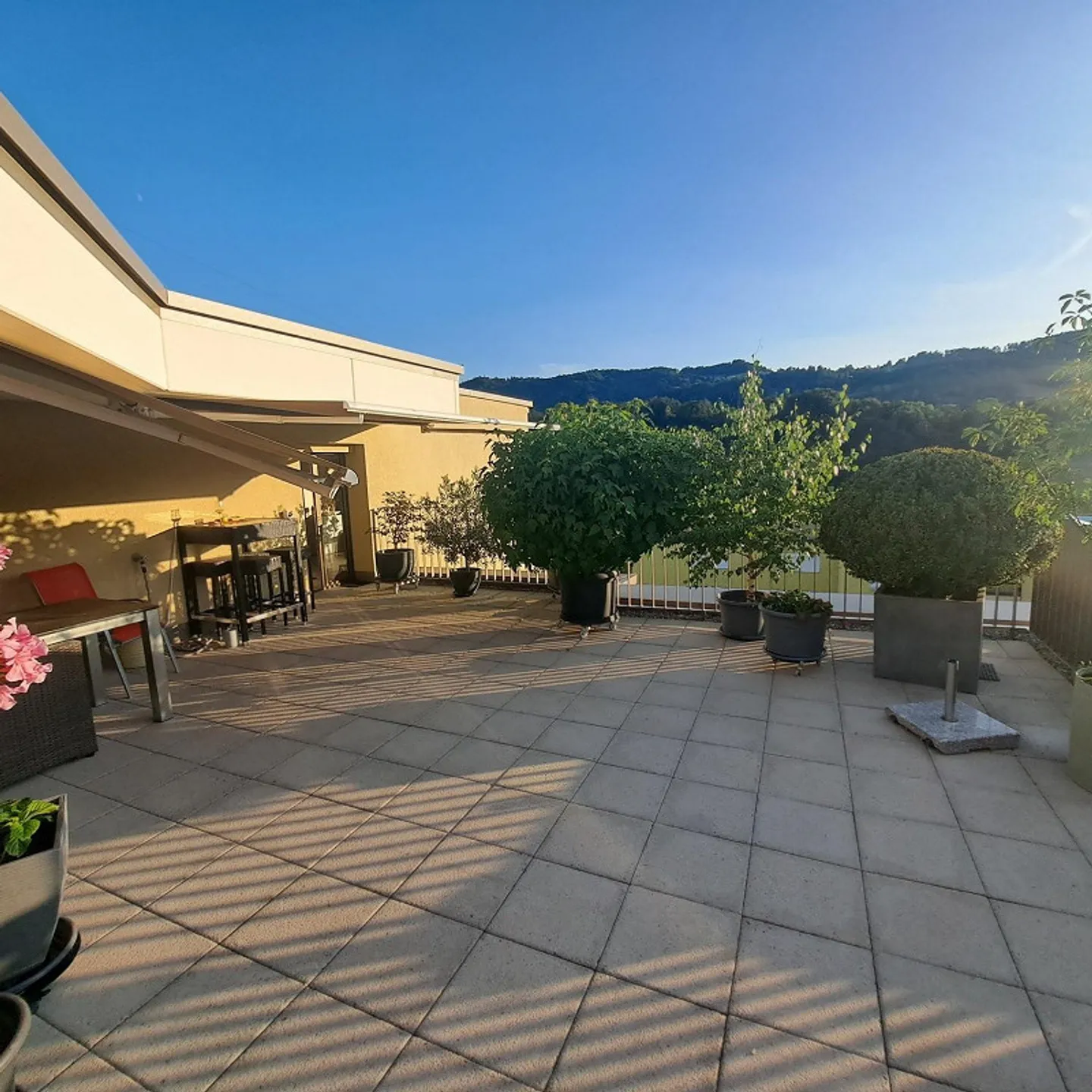 Appartement 4.5 pièces avec terrasse ensoleillée et vue sur la verdure - Photo 1 sur 12