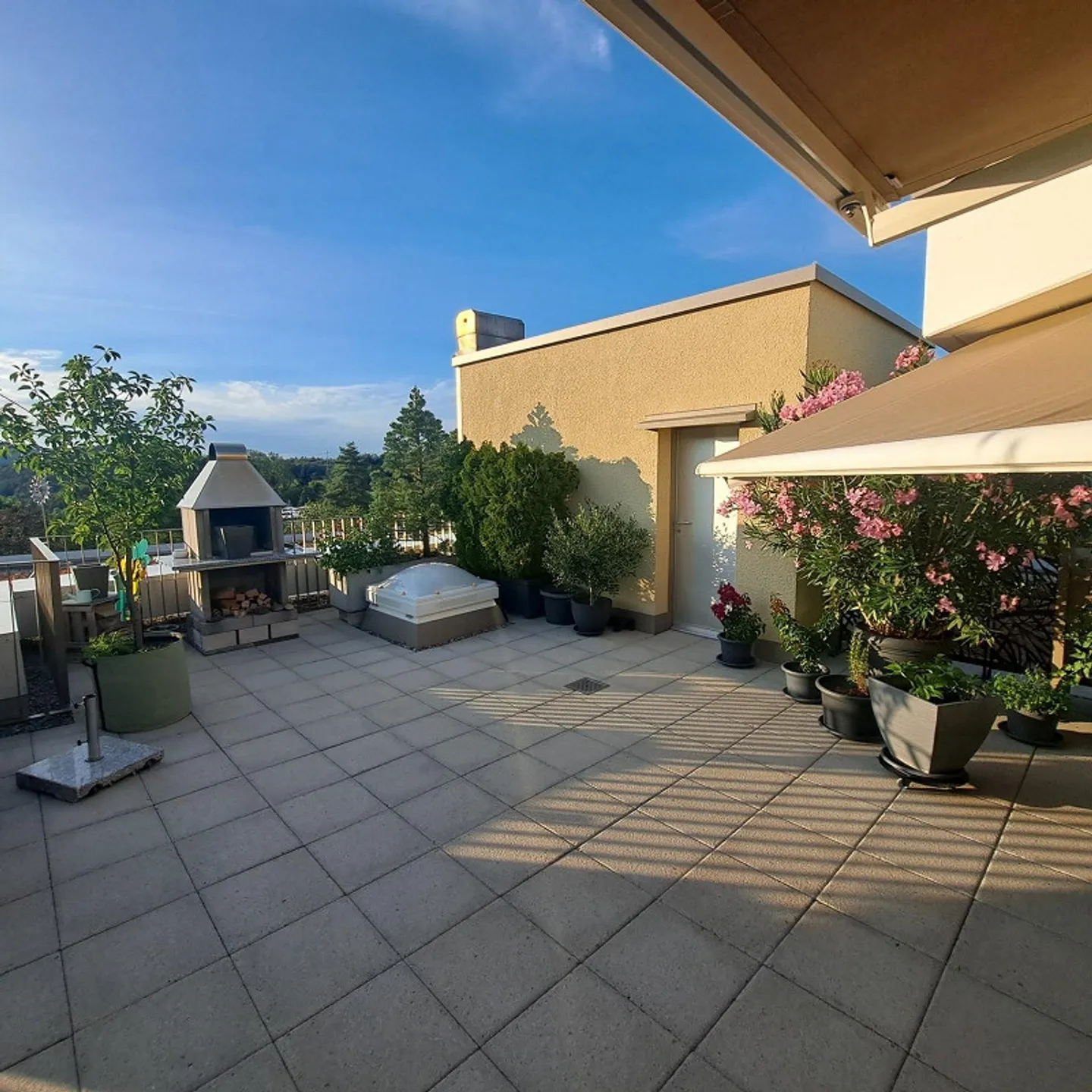 Appartement 4.5 pièces avec terrasse ensoleillée et vue sur la verdure - Photo 2 sur 12