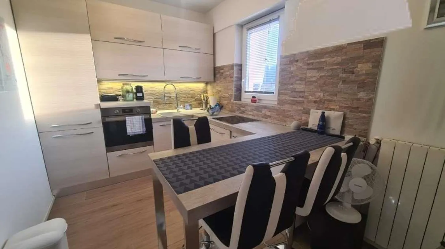VACALLO : BEAU BUREAU-APPARTEMENT 2 CHAMBRES AVEC GARAGE - Photo 1 sur 6