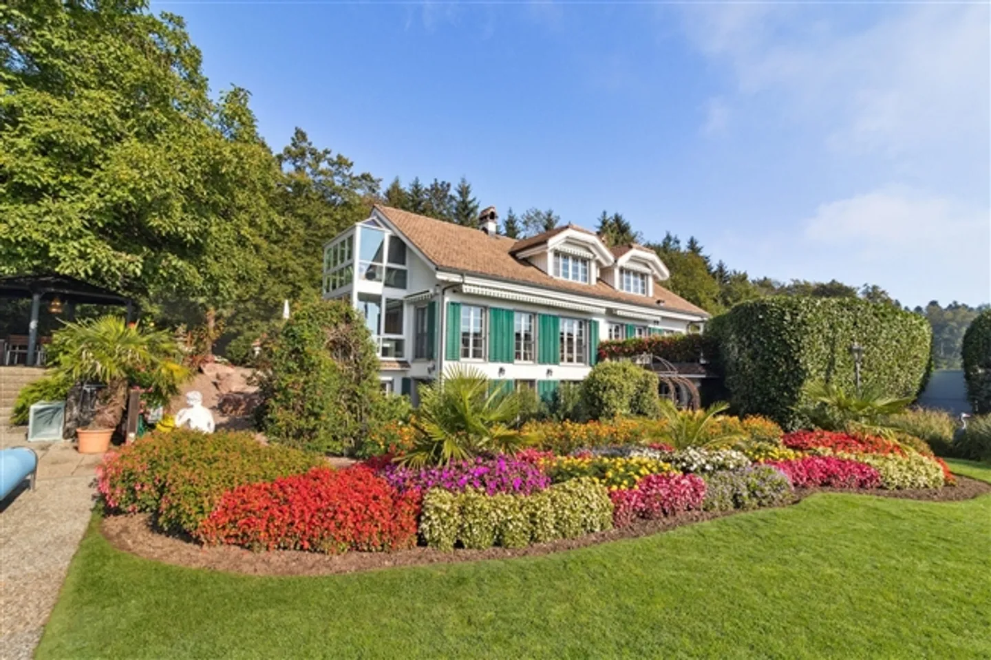 Exclusive villa near Zurich with 11.5 rooms, large garden and panoramic view - Photo 1 of 10