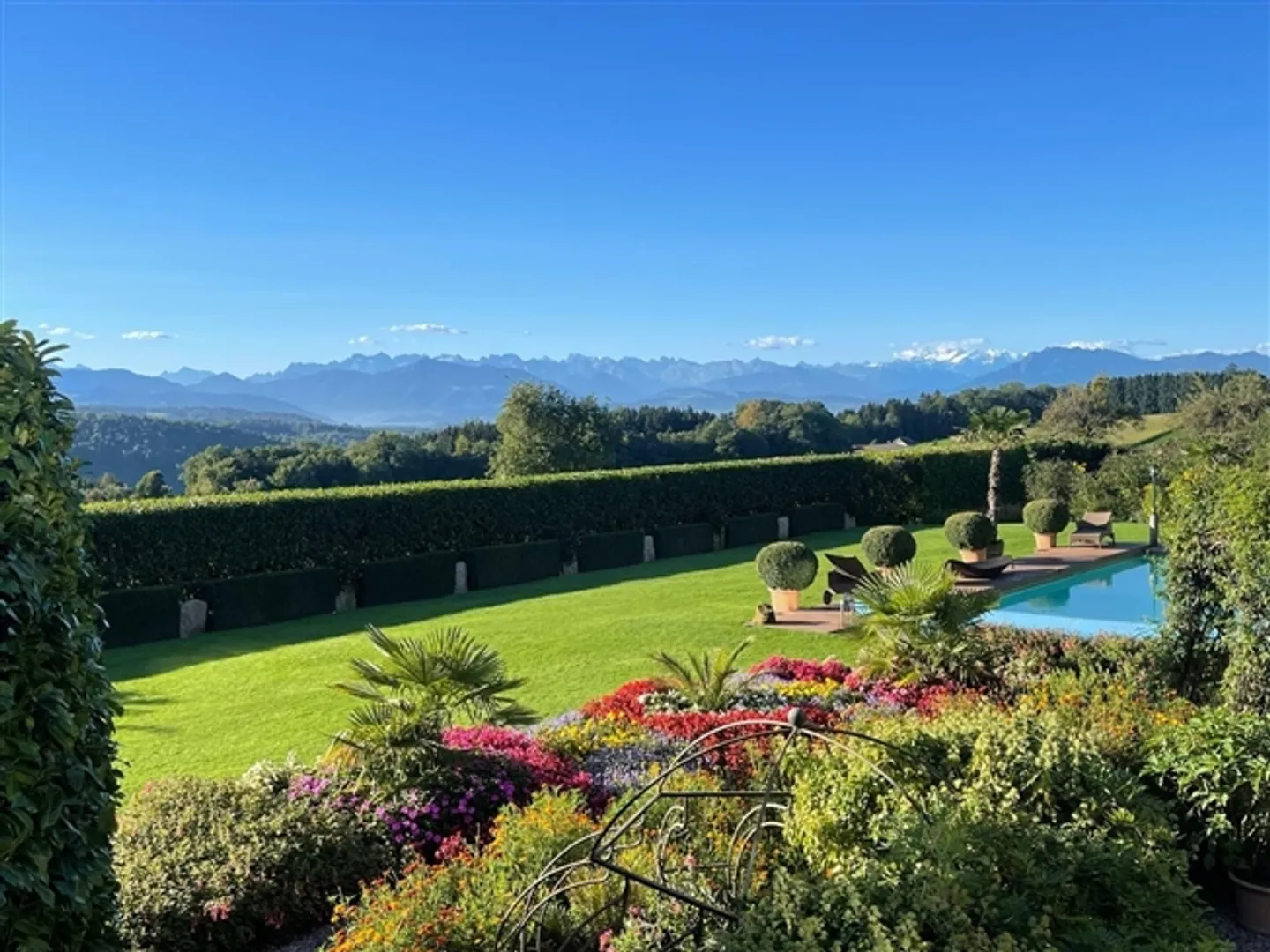 Exclusive villa near Zurich with 11.5 rooms, large garden and panoramic view - Photo 2 of 10