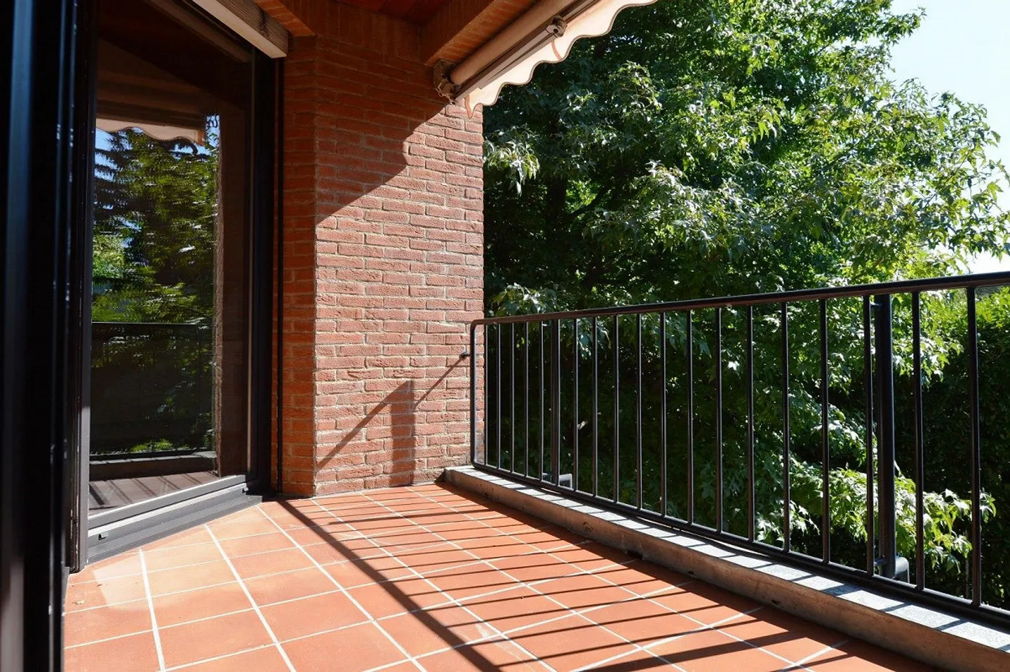 APPARTAMENTO 5.5 LOCALI CON TERRAZZA, IN ZONA TRANQUILLA NEL VERDE - Foto 3 di 13