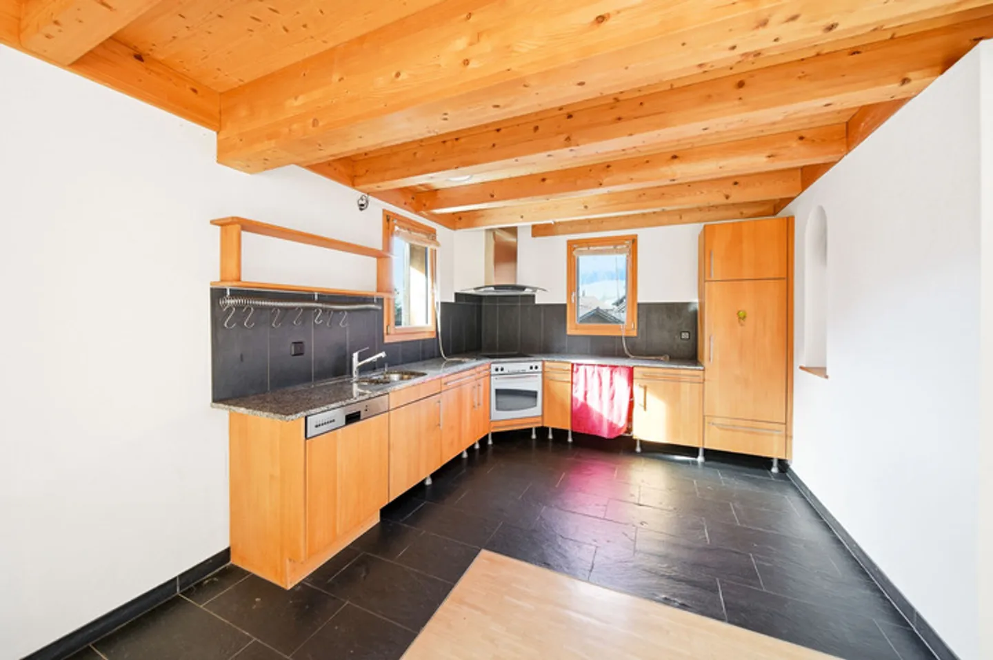 Spacious Family Home in Studen - Photo 3 of 9