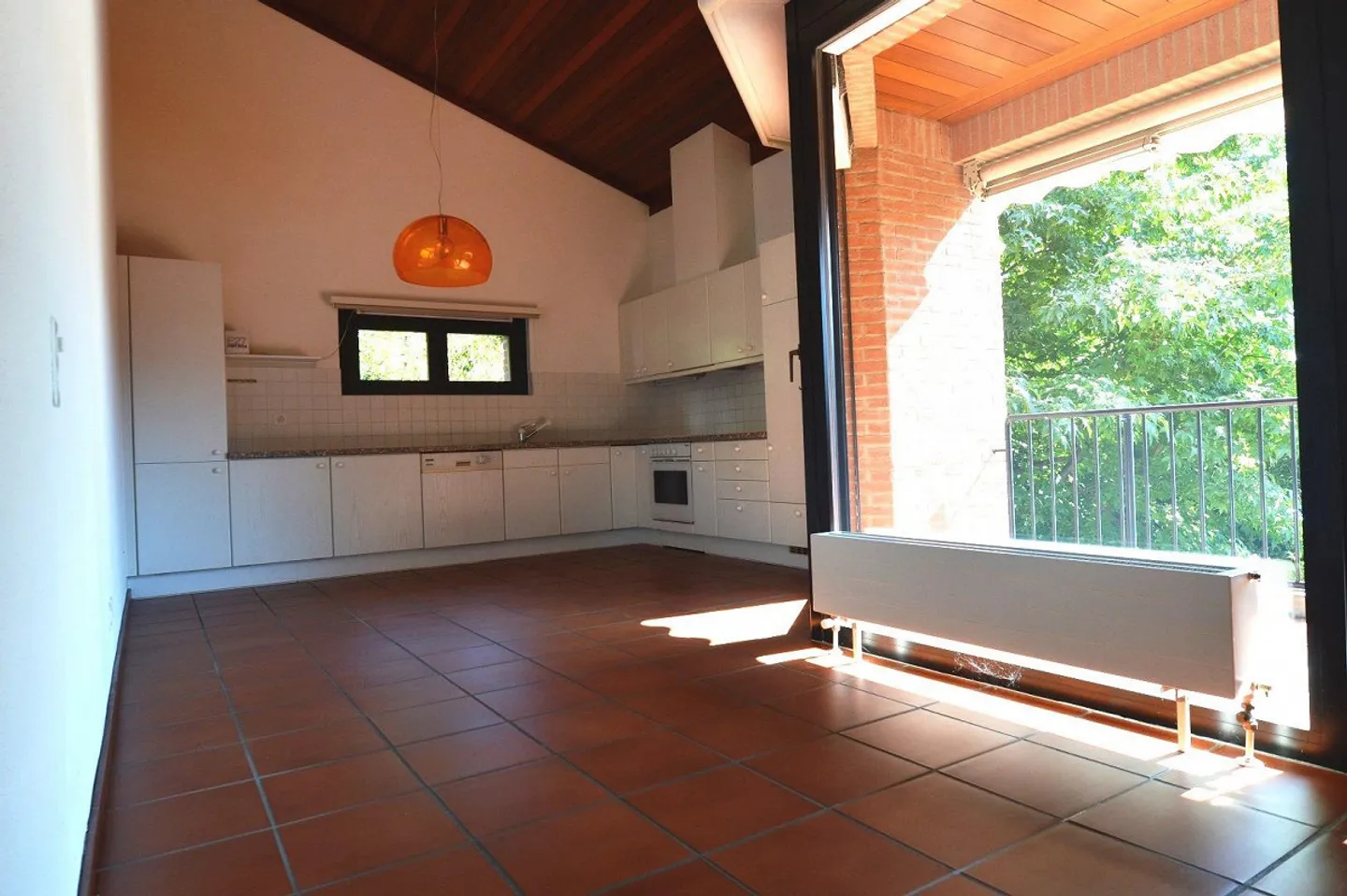 APPARTAMENTO 5.5 LOCALI CON TERRAZZA, IN ZONA TRANQUILLA NEL VERDE - Foto 4 di 13