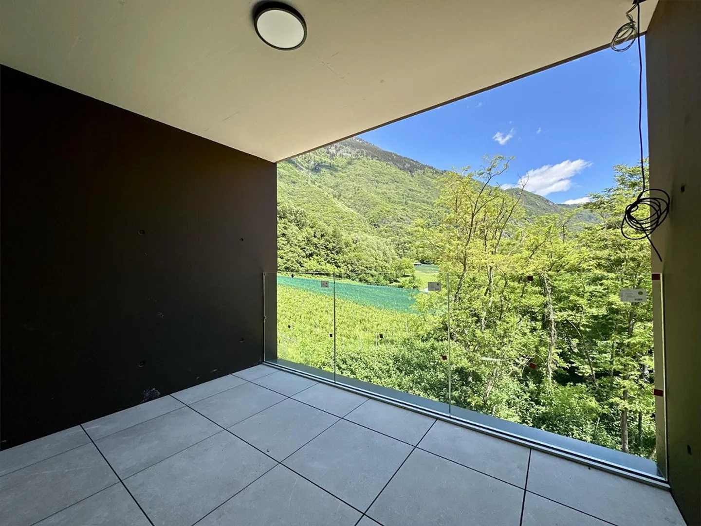 NEW 2.5-ROOM APARTMENT WITH LARGE TERRACE IN LUMINO - Photo 3 of 10