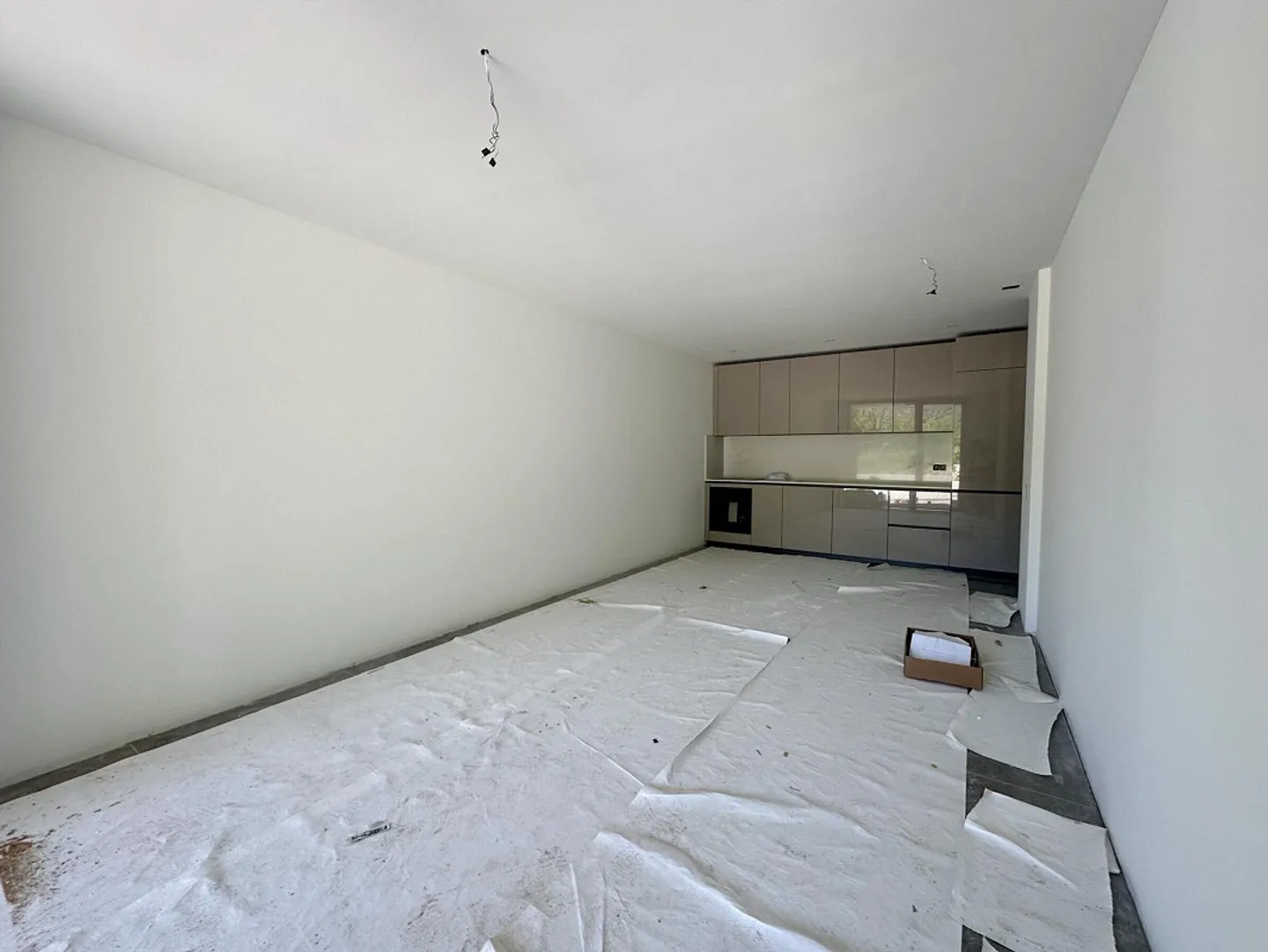NEW 2.5-ROOM APARTMENT WITH LARGE TERRACE IN LUMINO - Photo 4 of 10