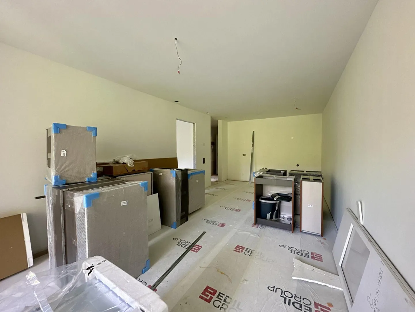 NEW 2.5-ROOM APARTMENT WITH LARGE TERRACE IN LUMINO - Photo 7 of 10