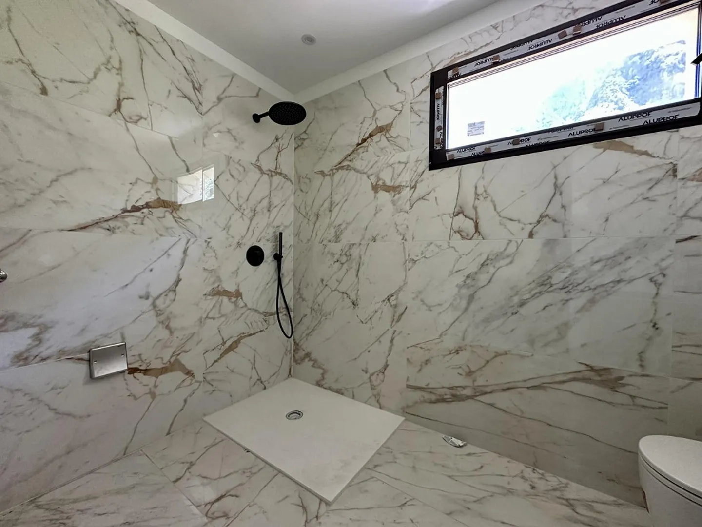 NEW 2.5-ROOM APARTMENT WITH LARGE TERRACE IN LUMINO - Photo 9 of 10