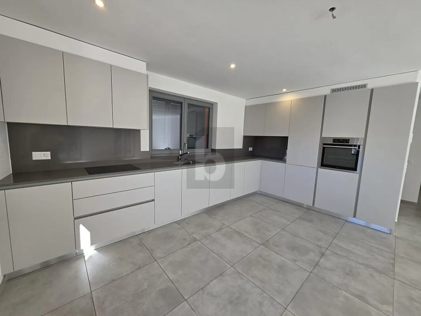 Modern apartment in sunny location - Photo 2 of 6