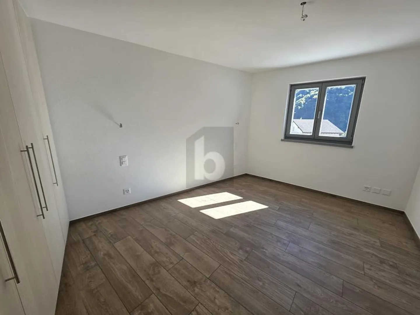Modern apartment in sunny location - Photo 3 of 6