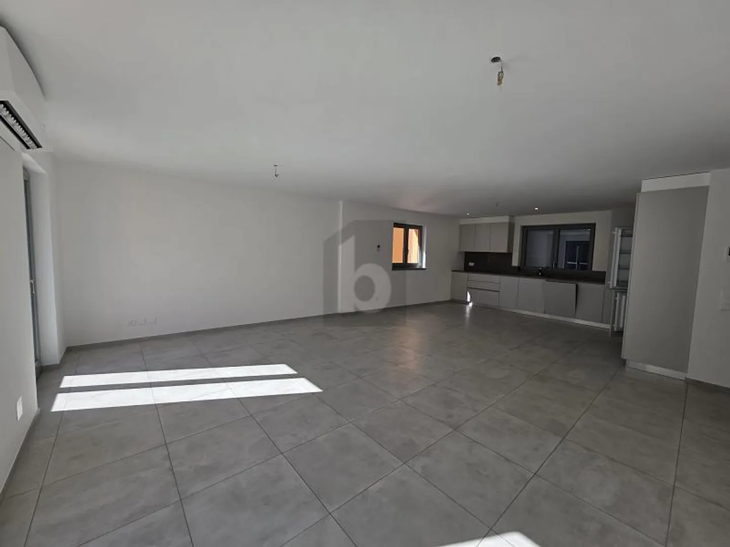 Modern apartment in sunny location - Photo 4 of 6